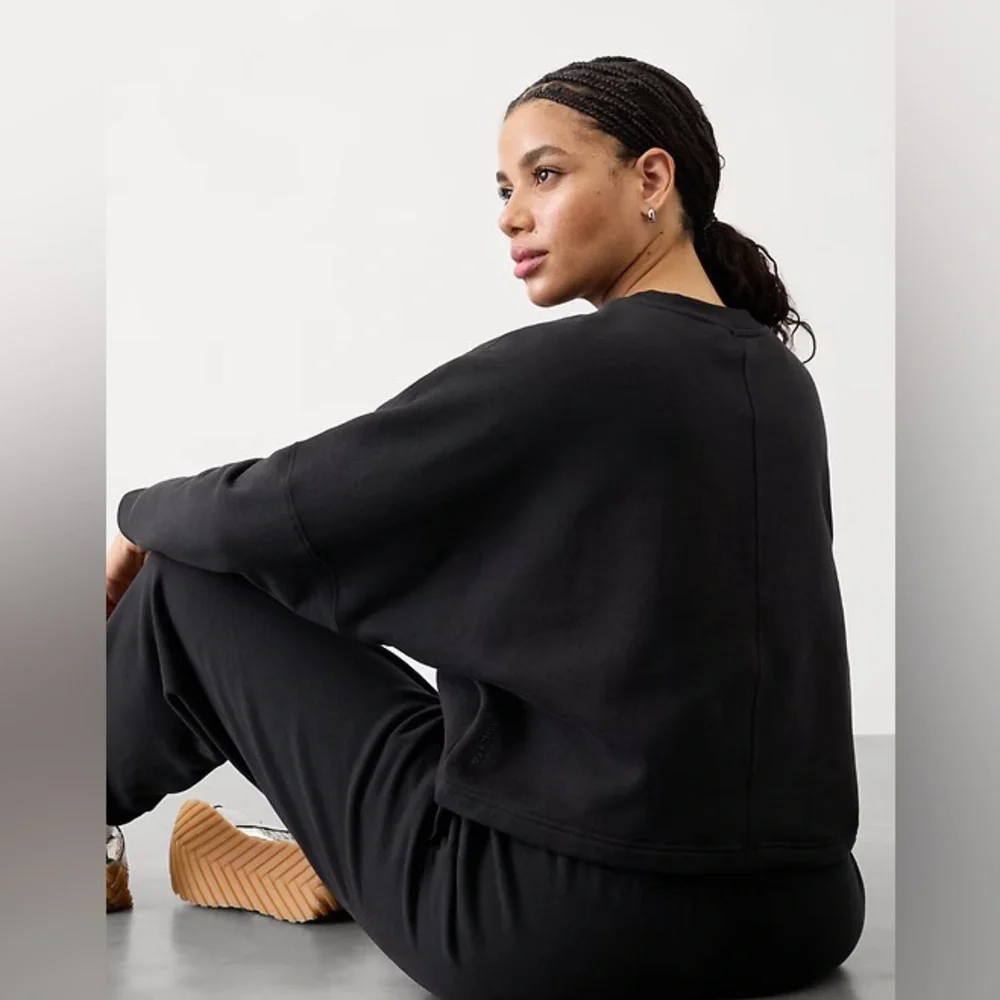 NWT Athleta Forever Fleece Dolman Crop Sweatshirt Size Small Black - Picture 2 of 8
